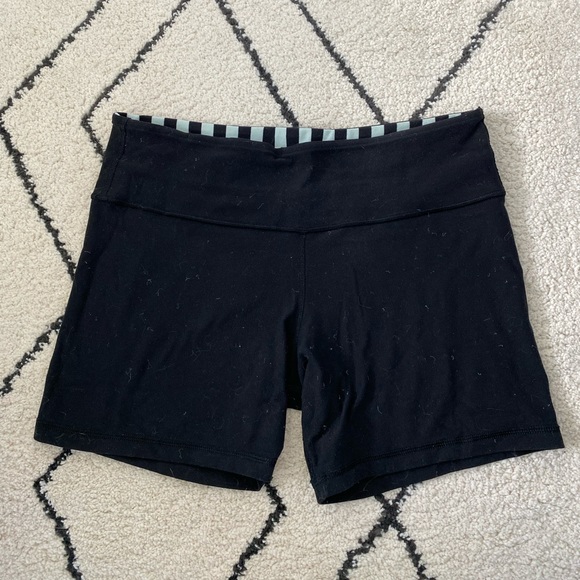 Lululemon reversible shorts - Picture 3 of 3